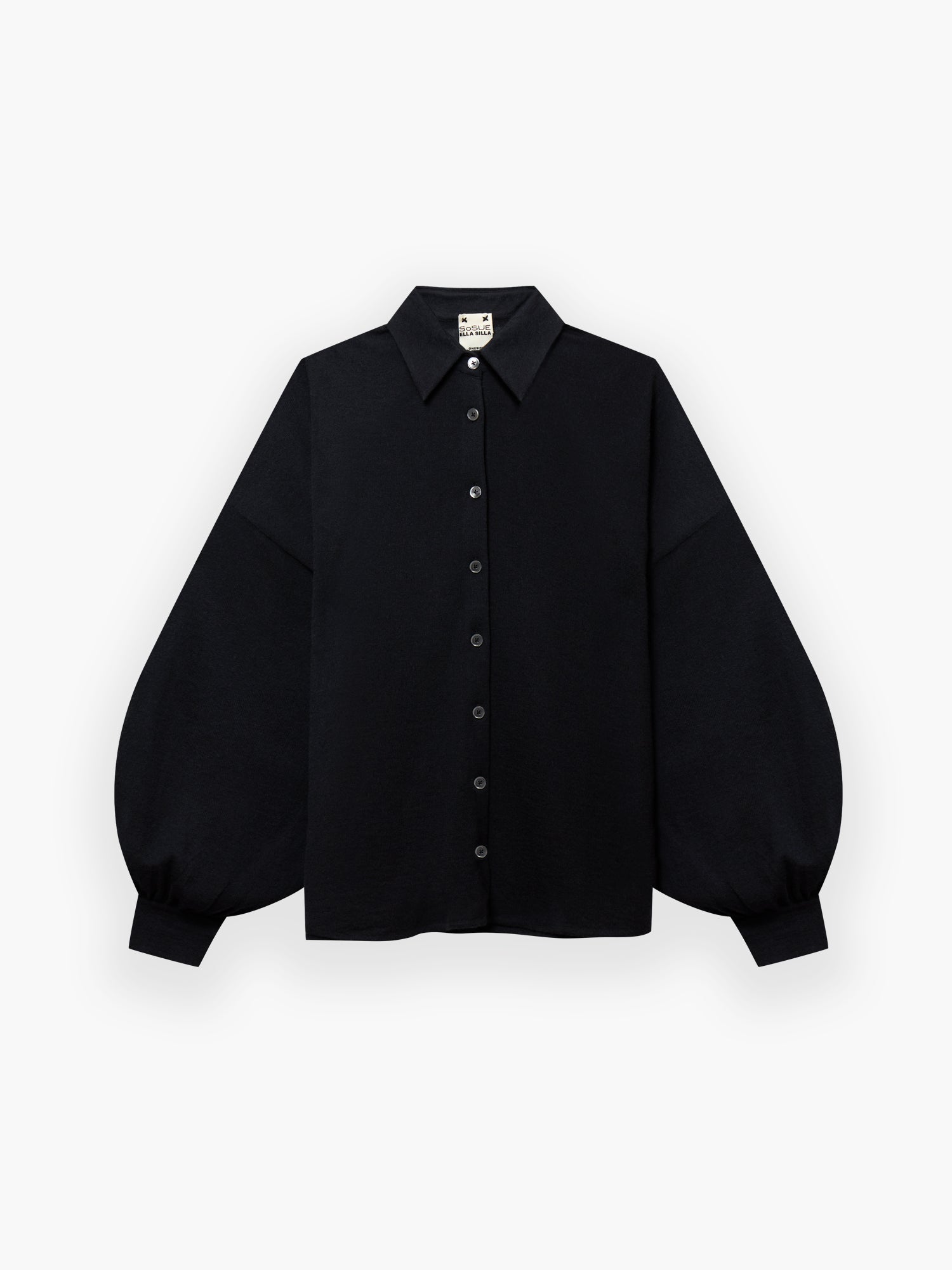 Die Bluse Antonia Cashmere Black One Size von Ella Silla x SOSUE präsentiert sich mit spitzem Kragen und voluminösen, langen Ärmeln mit gerafften Manschetten auf weißem Grund - eine Verkörperung luxuriöser Eleganz.