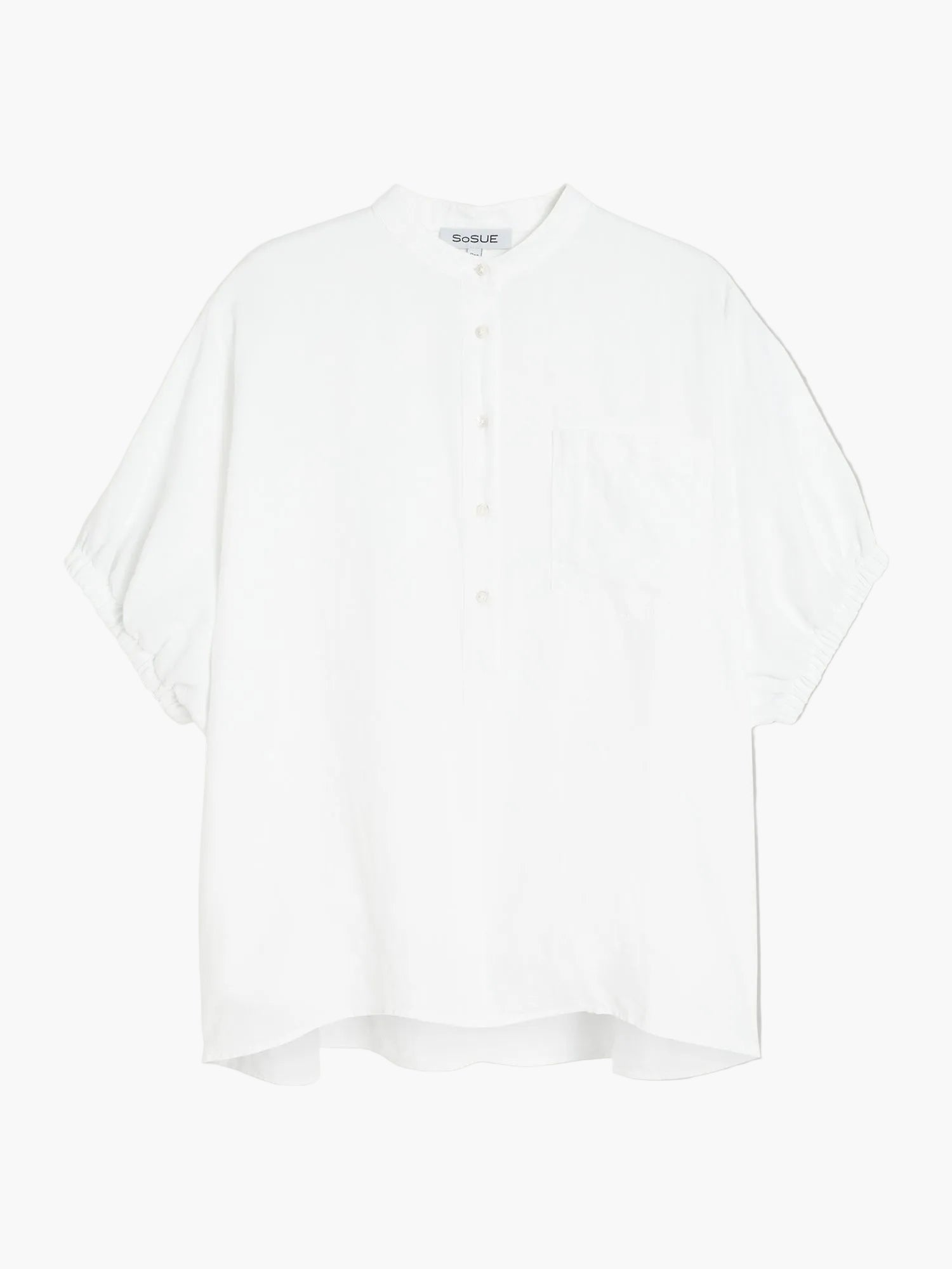 Das Cowboy Button Cotton White ist ein locker sitzendes, kurzärmeliges Hemd in Weiß mit Mandarinenkragen, Teilknopfleiste, Brusttasche und leicht geschwungenem Saum. Es wird auf einem einfarbig weißen Hintergrund gezeigt.