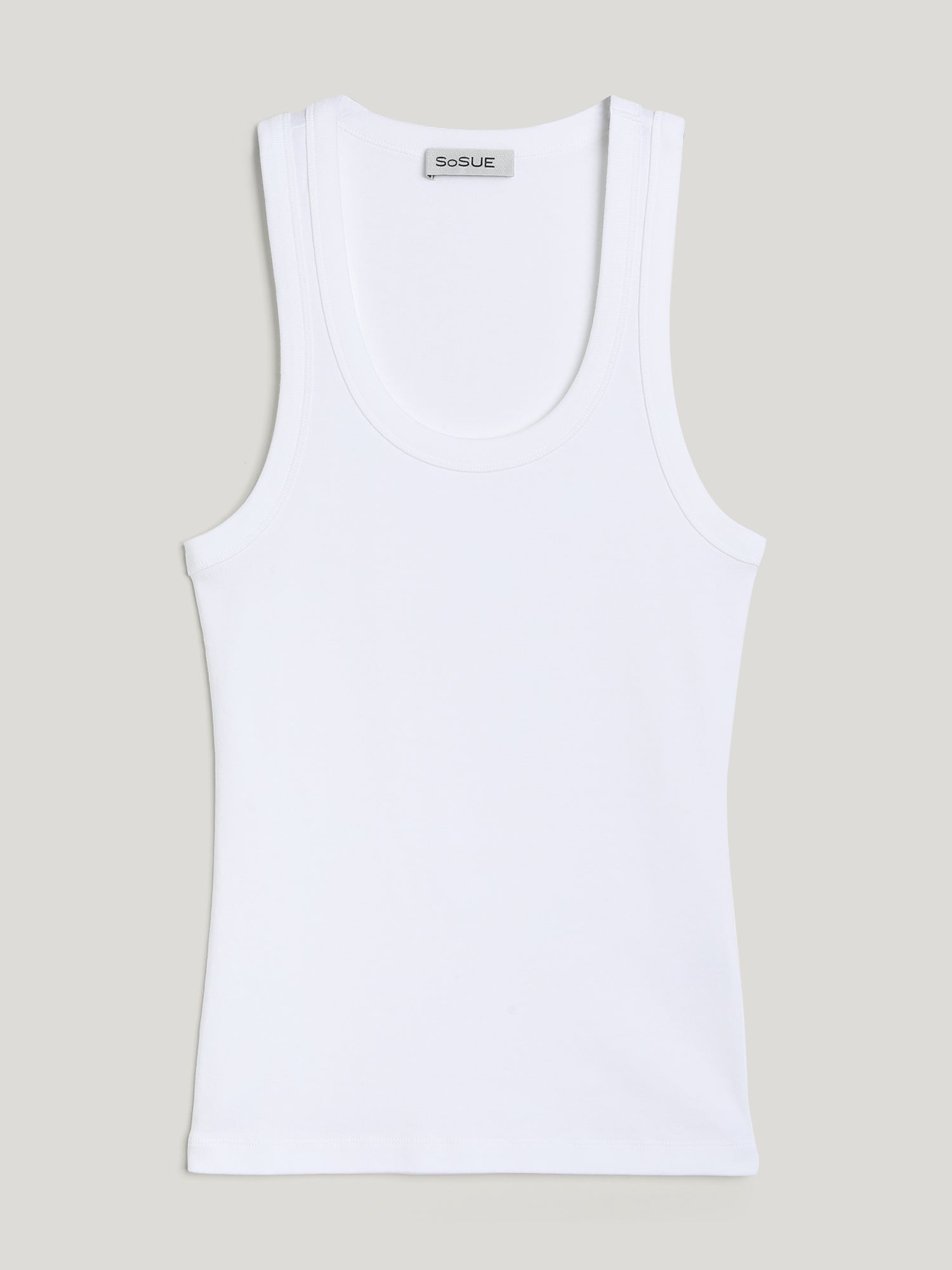 Ein Tank Top Rip White aus Baumwolle mit Rundhalsausschnitt liegt flach auf einem hellgrauen Hintergrund. Auf der Innenseite des Kragens ist ein Etikett mit der Aufschrift Nachhaltige Mode Damen zu sehen.