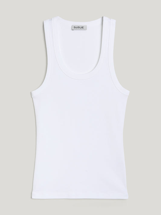 Ein Tank Top Rip White aus Baumwolle mit Rundhalsausschnitt liegt flach auf einem hellgrauen Hintergrund. Auf der Innenseite des Kragens ist ein Etikett mit der Aufschrift Nachhaltige Mode Damen zu sehen.