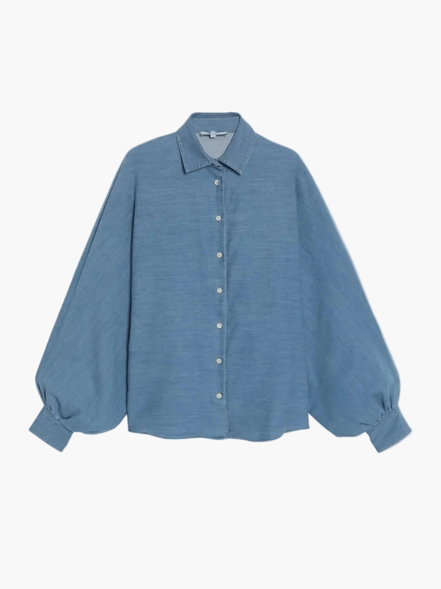 Eine locker sitzende, langärmelige Bluse Antonia Denim mit spitzem Kragen, geknöpfter Vorderseite und breiten Manschetten wird vor einem schlichten weißen Hintergrund präsentiert.