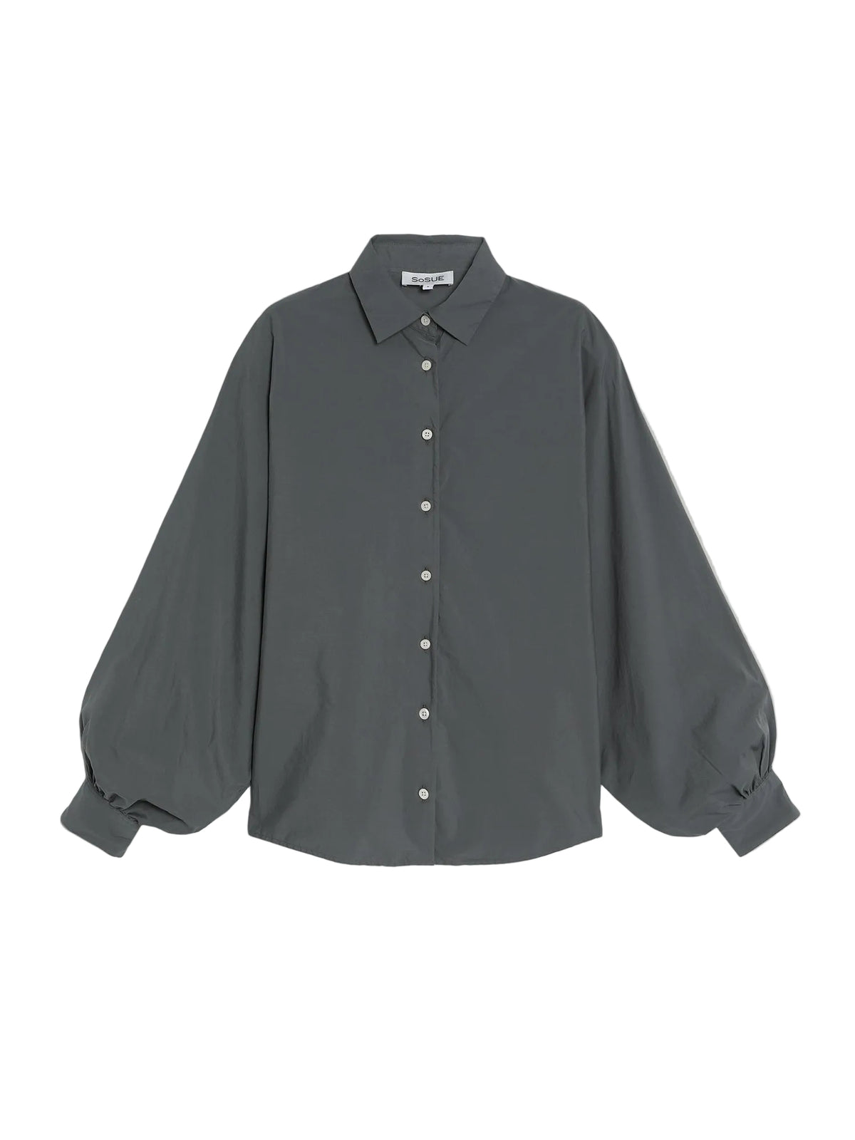 Die Bluse Antonia Slim Grey hat einen spitzen Kragen und weite Fledermausärmel, die an den Manschetten gerafft sind. Sie ist in Dunkelgrau auf einem schlichten weißen Hintergrund gehalten.
