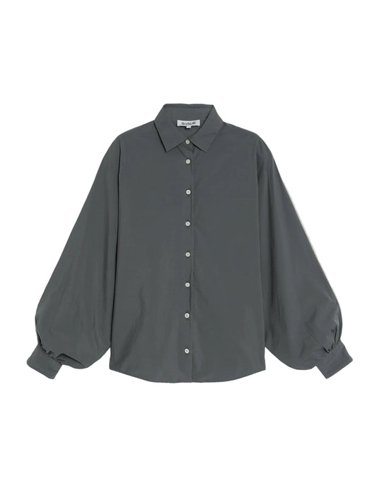 Die Bluse Antonia Slim Grey hat einen spitzen Kragen und weite Fledermausärmel, die an den Manschetten gerafft sind. Sie ist in Dunkelgrau auf einem schlichten weißen Hintergrund gehalten.