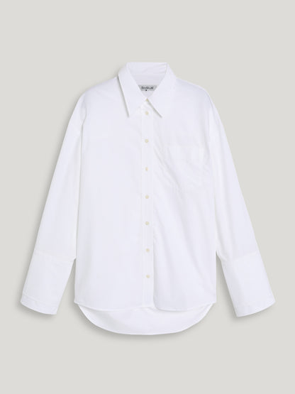 Die Malin White Bluse: Eine zeitlose Damenbluse in Weiß mit langem Arm, Brusttasche, Spread-Kragen und abgerundetem Saum auf schlicht hellgrauem Hintergrund.