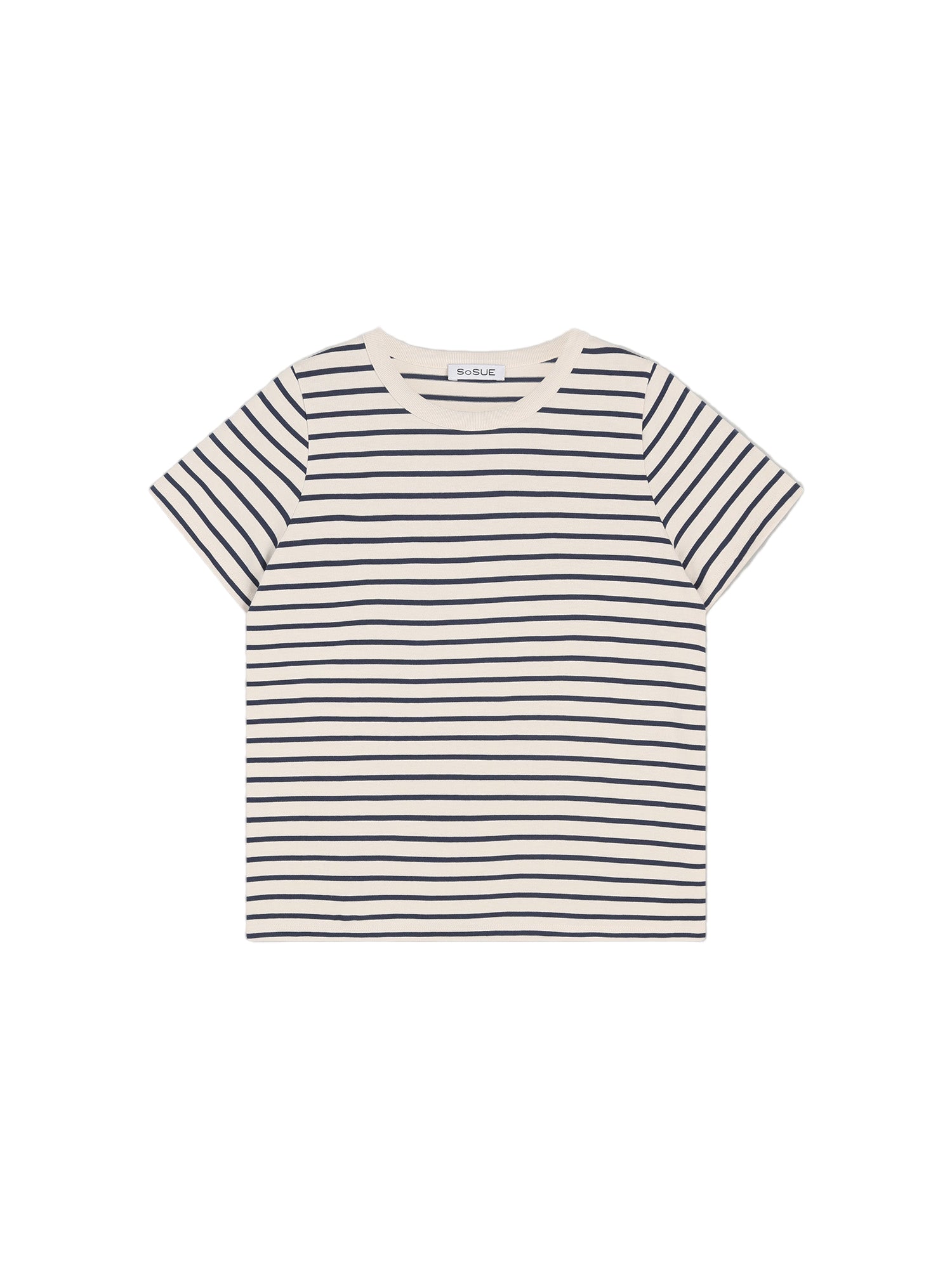 Das T-Shirt Stripes Blue ist ein kurzärmeliges, weißes Damenshirt mit marineblauen Querstreifen, das flach auf einem hellgrauen Hintergrund liegt.