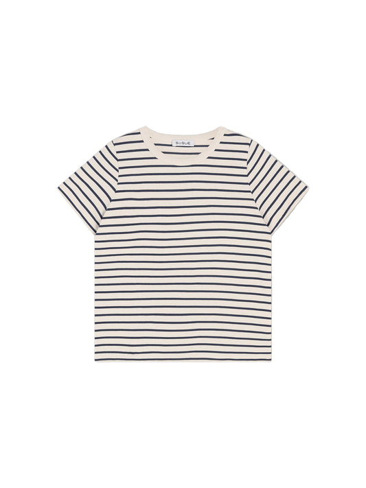 Das T-Shirt Stripes Blue ist ein kurzärmeliges, weißes Damenshirt mit marineblauen Querstreifen, das flach auf einem hellgrauen Hintergrund liegt.
