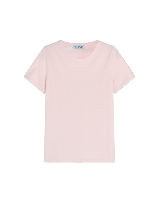 Ein T-Shirt Rose in schlichtem Hellrosa mit kurzen Ärmeln und Rundhalsausschnitt ist vor einem hellgrauen Hintergrund abgebildet.