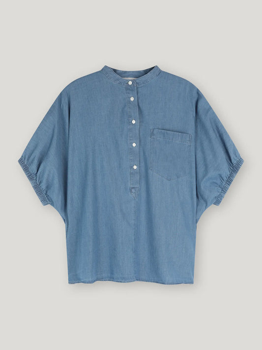 Die Bluse Cowboy Button Denim hat ein blaues Denim-Design mit einer Tasche, perfekt für legere Tage.