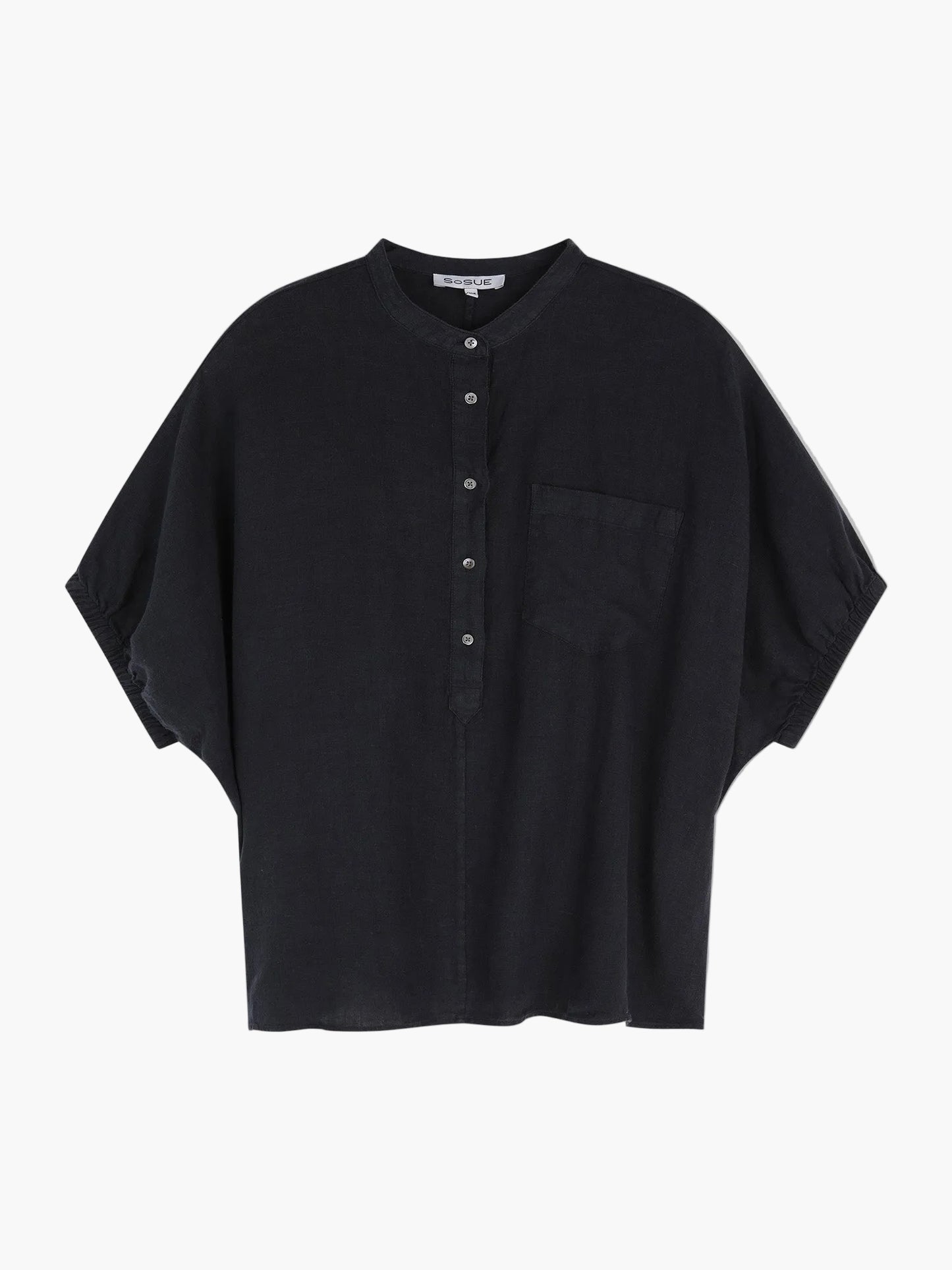 Die Bluse Cowboy Button Linen Navy ist eine locker sitzende, kurzärmelige Bluse in Übergröße mit Mandarinkragen, Knopfleiste und Brusttasche - perfekt als Leinen Bluse Damen - auf einem schlichten weißen Hintergrund.