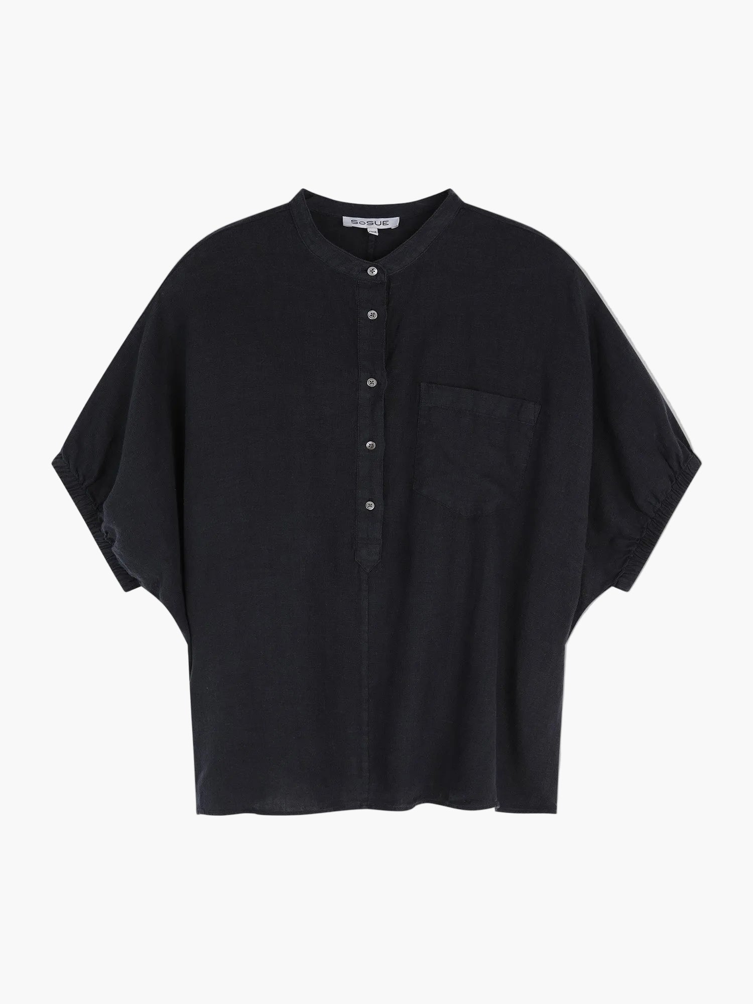 Die Bluse Cowboy Button Linen Navy ist eine locker sitzende, kurzärmelige Bluse in Übergröße mit Mandarinkragen, Knopfleiste und Brusttasche - perfekt als Leinen Bluse Damen - auf einem schlichten weißen Hintergrund.