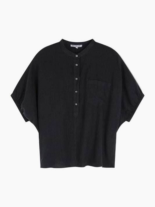 Die Bluse Cowboy Button Linen Navy ist eine locker sitzende, kurzärmelige Bluse in Übergröße mit Mandarinkragen, Knopfleiste und Brusttasche - perfekt als Leinen Bluse Damen - auf einem schlichten weißen Hintergrund.