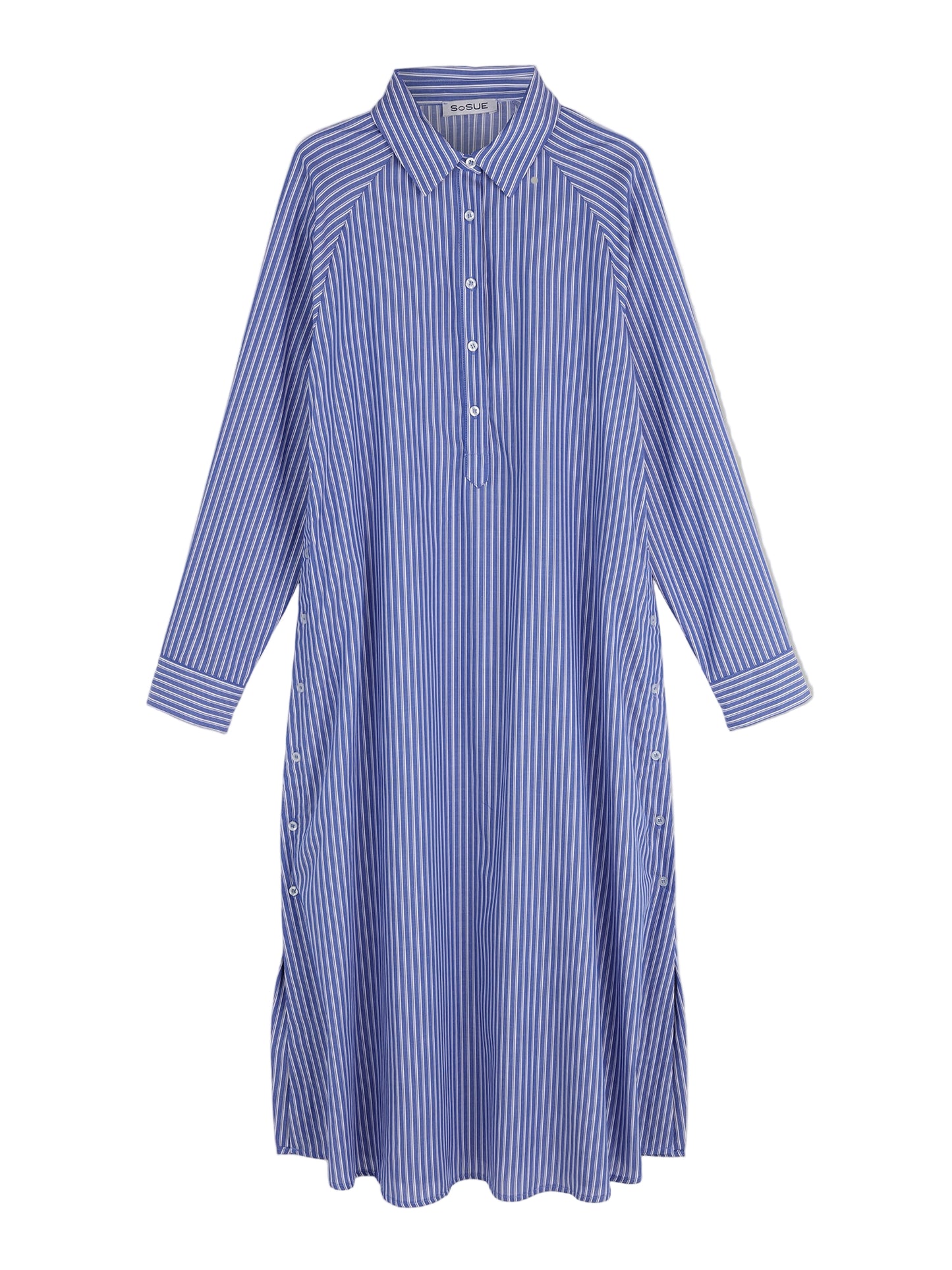 Dress Ocean ist ein langärmeliges, blau-weiß gestreiftes Damenkleid lang mit Kragen, Knopfleiste, Manschetten und Seitentaschen auf weißem Grund.