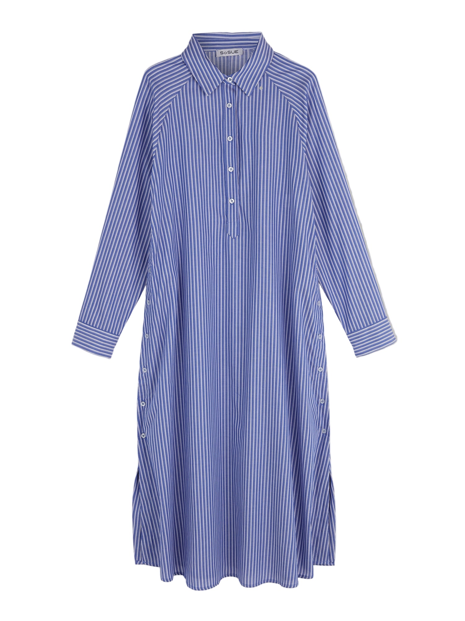 Dress Ocean ist ein langärmeliges, blau-weiß gestreiftes Damenkleid lang mit Kragen, Knopfleiste, Manschetten und Seitentaschen auf weißem Grund.