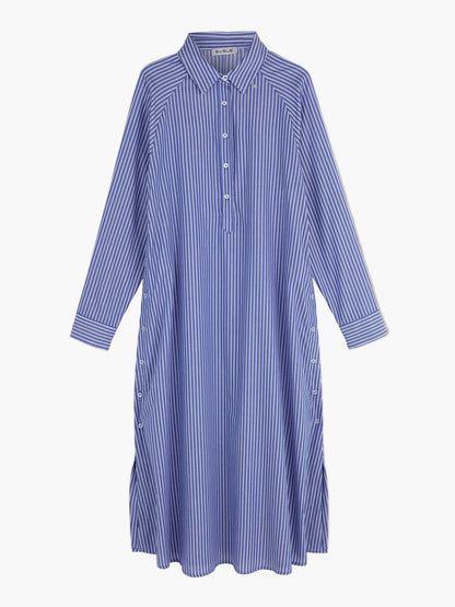 Das Kleid „Ocean“ in Blau-Weiß-Streifen ist ein langärmeliges Kleid mit Kragen, einer geknöpften Vorderknopfleiste und praktischen Seitentaschen. Dieses lange Damenkleid besticht durch vertikale blau-weiße Streifen, die ihm einen zeitlosen Look verleihen, hat eine lockere und bequeme Passform und reicht elegant bis unter das Knie.