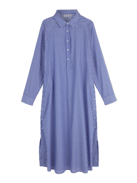 Dress Ocean ist ein langärmeliges, blau-weiß gestreiftes Damenkleid lang mit Kragen, Knopfleiste, Manschetten und Seitentaschen auf weißem Grund.