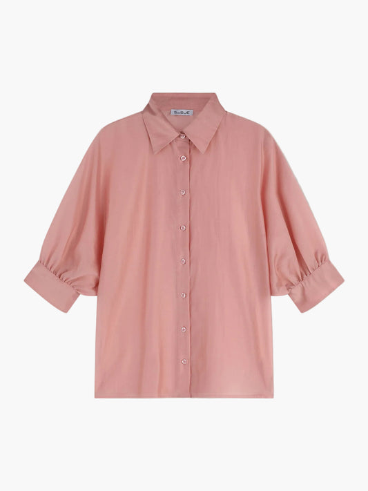 Die Bluse Antonia Short Sleeve Light Pink ist eine übergroße Damenbluse in zartem Rosa mit Knopfleiste, spitzem Kragen und halblangen Puffärmeln mit Bündchen, präsentiert vor weißem Hintergrund.