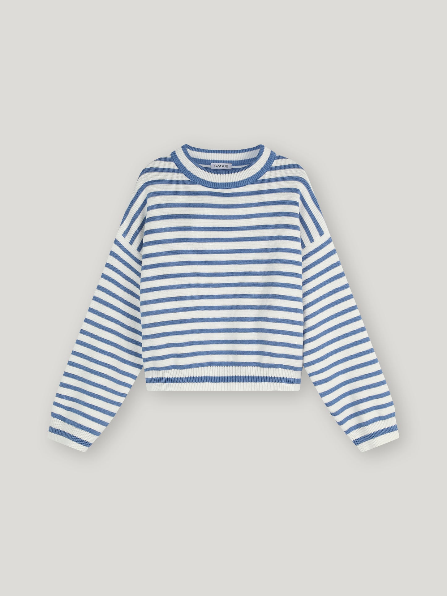 Der Pullover Sailor Vol. 3 ist ein langärmeliger, gestreifter Pullover im maritimen Stil mit Rippbündchen an Ärmeln, Saum und Kragen, der flach auf weißem Grund liegt.