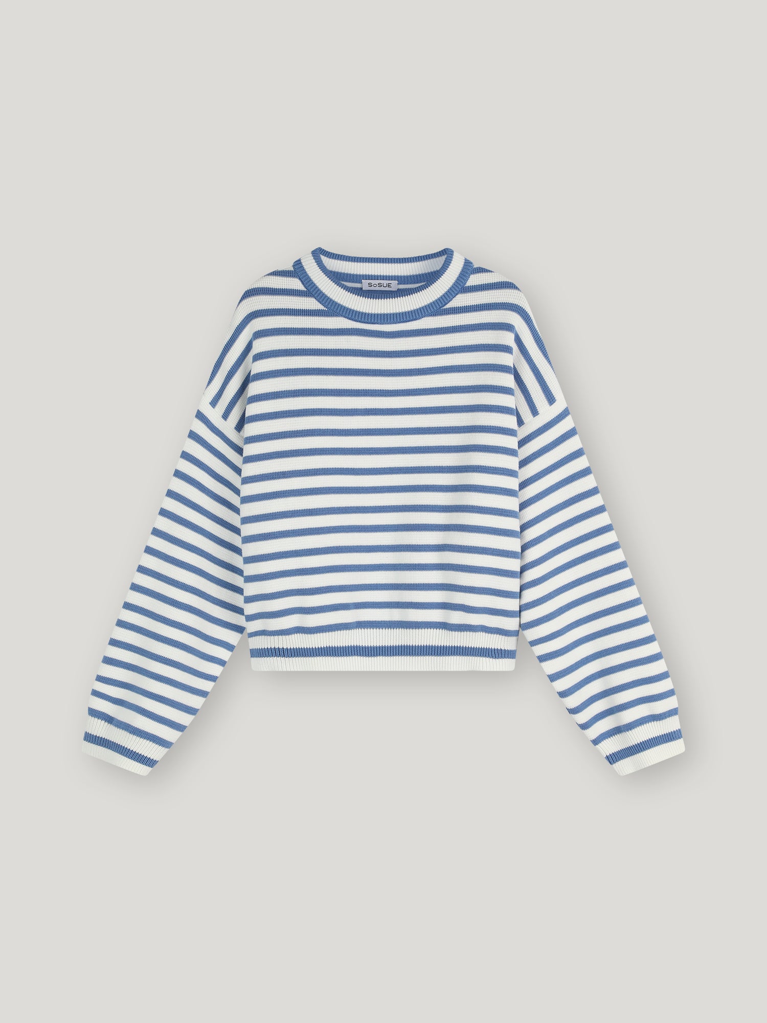 Der Pullover Sailor Vol. 3 ist ein langärmeliger, gestreifter Pullover im maritimen Stil mit Rippbündchen an Ärmeln, Saum und Kragen, der flach auf weißem Grund liegt.