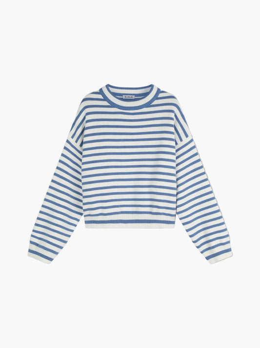 Der Pullover Sailor Light Blue ist ein langärmeliges, blau-weiß bretonisch gestreiftes Oberteil aus 100% Baumwolle. Es hat einen Rundhalsausschnitt, gerippte Bündchen, einen gerippten Saum und einen gerippten Kragen mit einer leicht lockeren, verkürzten Passform.