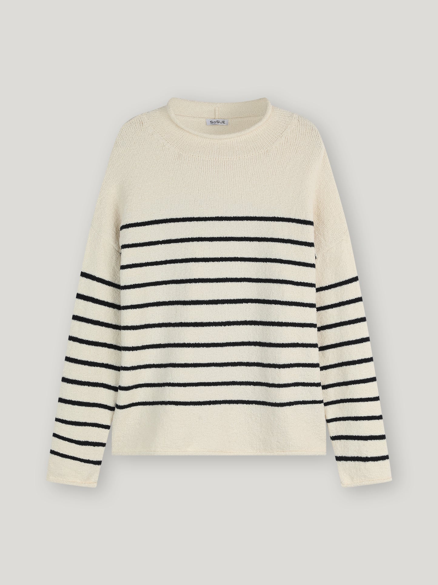 Der Pullover Sylt ist ein cremefarbener Damen-Streifenpullover aus Bio-Baumwolle mit langen Ärmeln und klassischen schwarzen Streifen auf der Brust, den Armen und dem Rumpf, die vor einem schlichten hellen Hintergrund abgebildet sind.