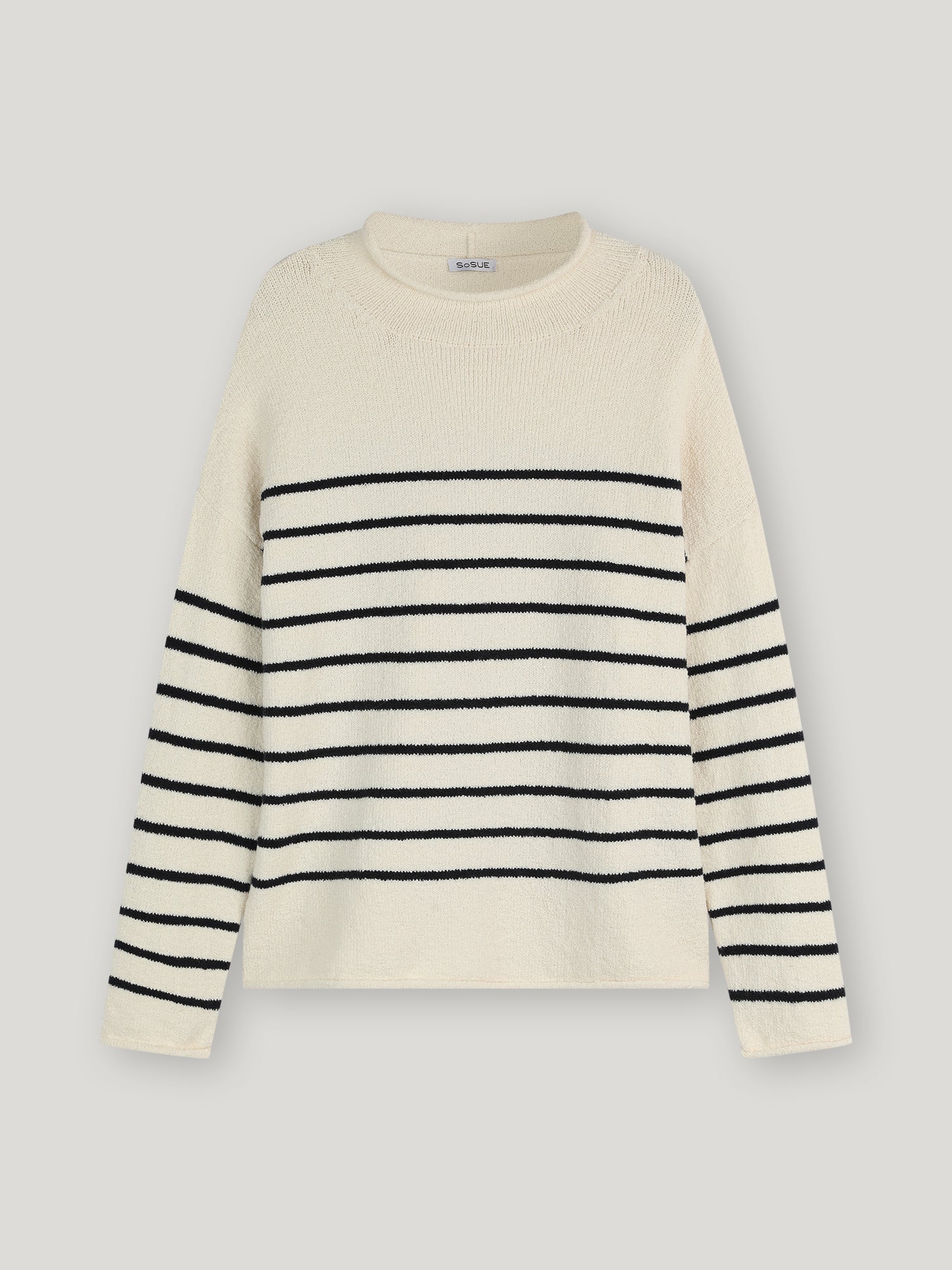 Der Pullover Sylt ist ein cremefarbener Damen-Streifenpullover aus Bio-Baumwolle mit langen Ärmeln und klassischen schwarzen Streifen auf der Brust, den Armen und dem Rumpf, die vor einem schlichten hellen Hintergrund abgebildet sind.