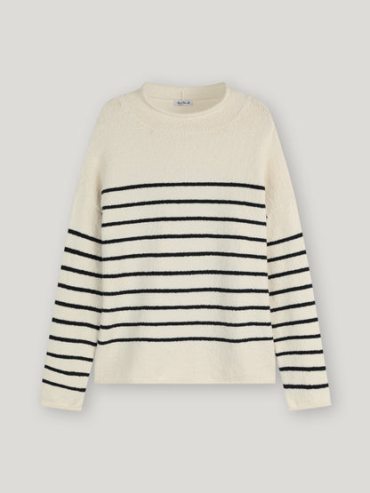 Der Pullover Sylt ist ein cremefarbener Damen-Streifenpullover aus Bio-Baumwolle mit langen Ärmeln und klassischen schwarzen Streifen auf der Brust, den Armen und dem Rumpf, die vor einem schlichten hellen Hintergrund abgebildet sind.