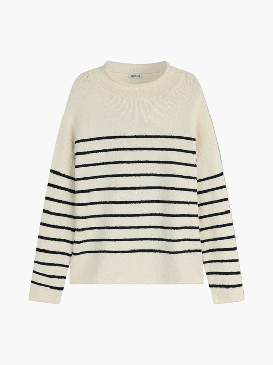 Der Pullover Sylt ist ein cremefarbener Damen-Streifenpullover aus Bio-Baumwolle mit langen Ärmeln und klassischen schwarzen Streifen auf der Brust, den Armen und dem Rumpf, die vor einem schlichten hellen Hintergrund abgebildet sind.