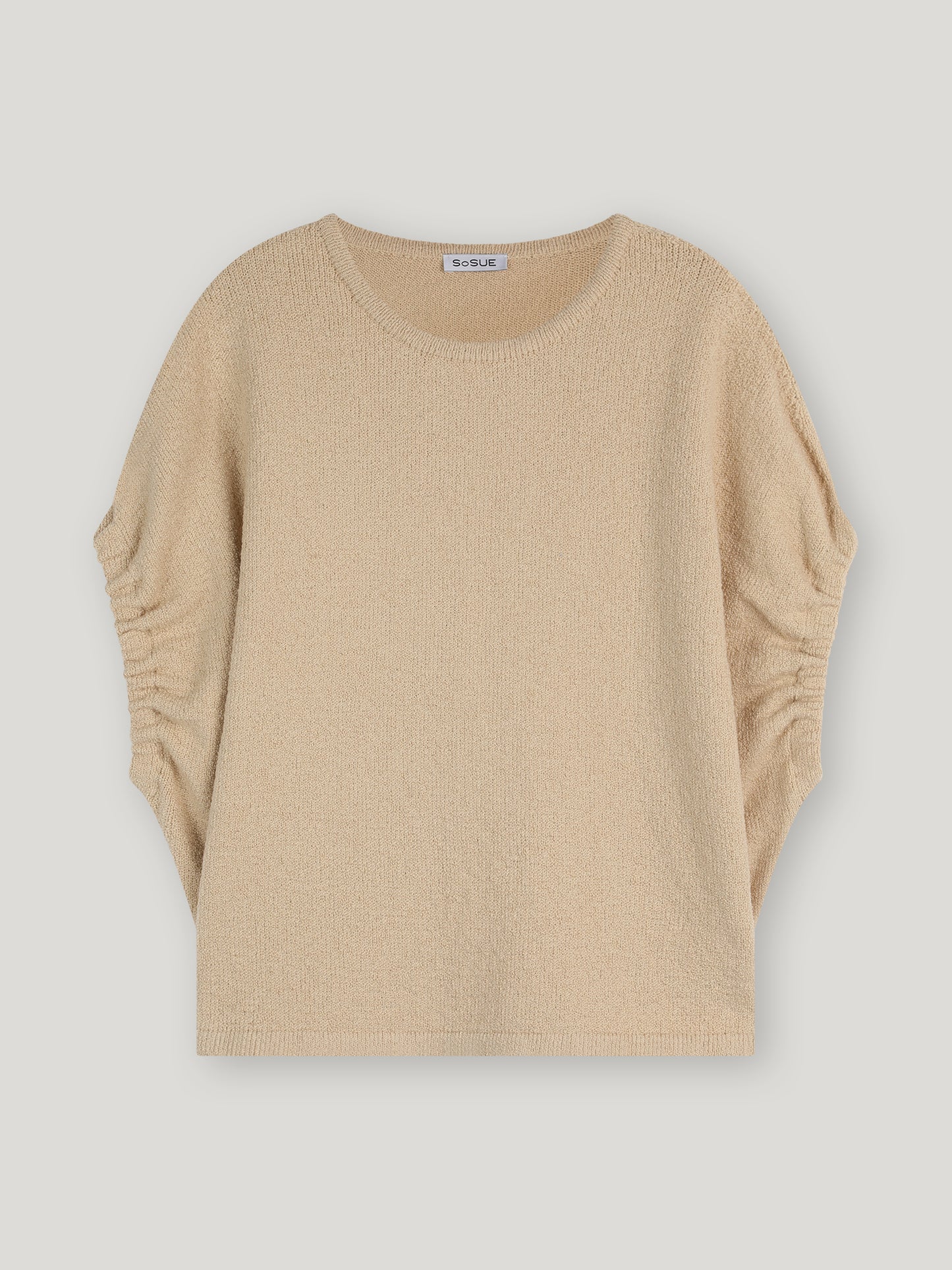 Top Cowboy Knit Beige Damenstrickpullover mit Rundhalsausschnitt und Raffungen an den Seiten der Ärmel, präsentiert vor weißem Hintergrund.