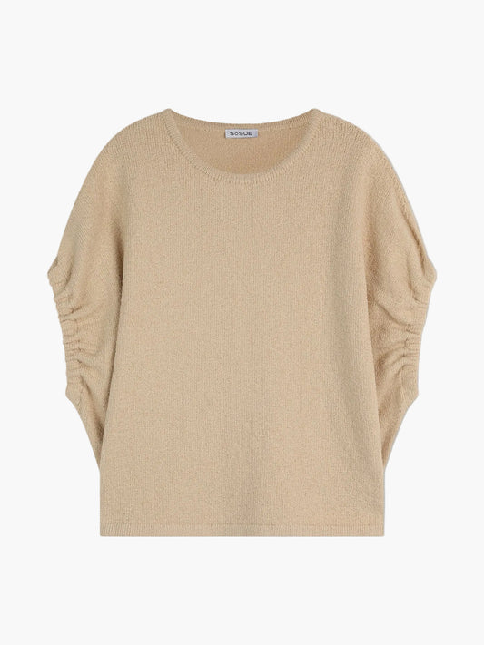 Top Cowboy Knit Beige Damenstrickpullover mit Rundhalsausschnitt und Raffungen an den Seiten der Ärmel, präsentiert vor weißem Hintergrund.