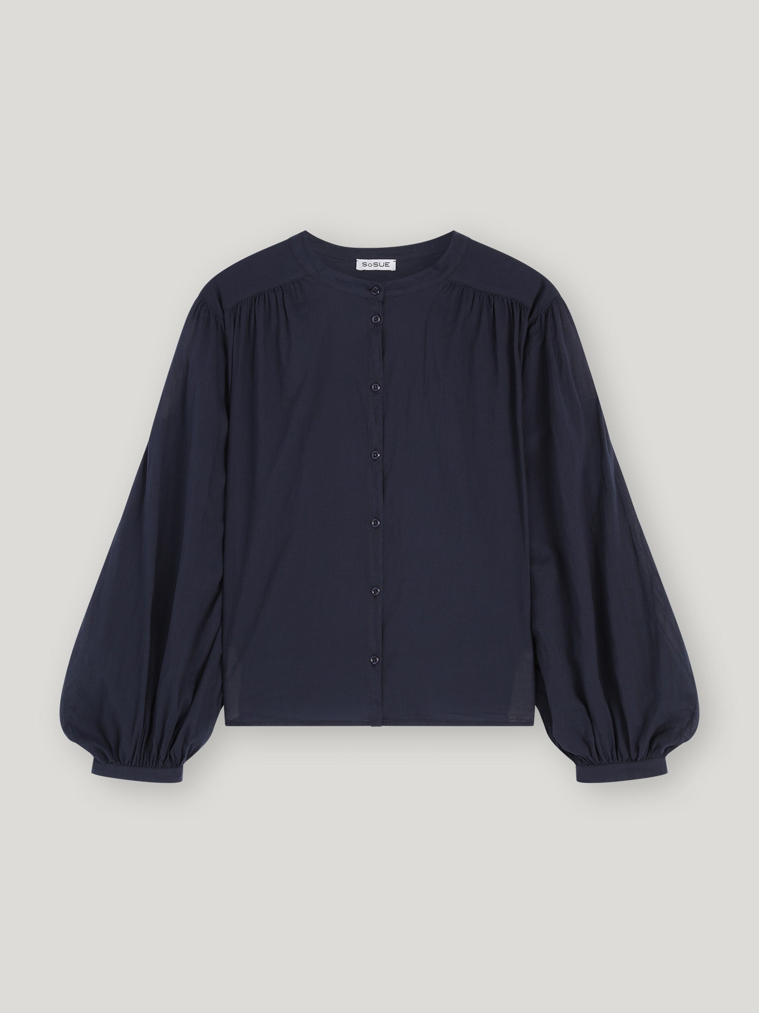 Die Bluse Bella Navy hat einen Rundhalsausschnitt, eine geknöpfte Vorderseite und voluminöse Ballonärmel mit gerafften Manschetten - eine marineblaue Bluse in Übergröße, die perfekt für jede stilvolle Garderobe ist.