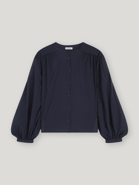 Die Bluse Bella Navy hat einen Rundhalsausschnitt, eine geknöpfte Vorderseite und voluminöse Ballonärmel mit gerafften Manschetten - eine marineblaue Bluse in Übergröße, die perfekt für jede stilvolle Garderobe ist.