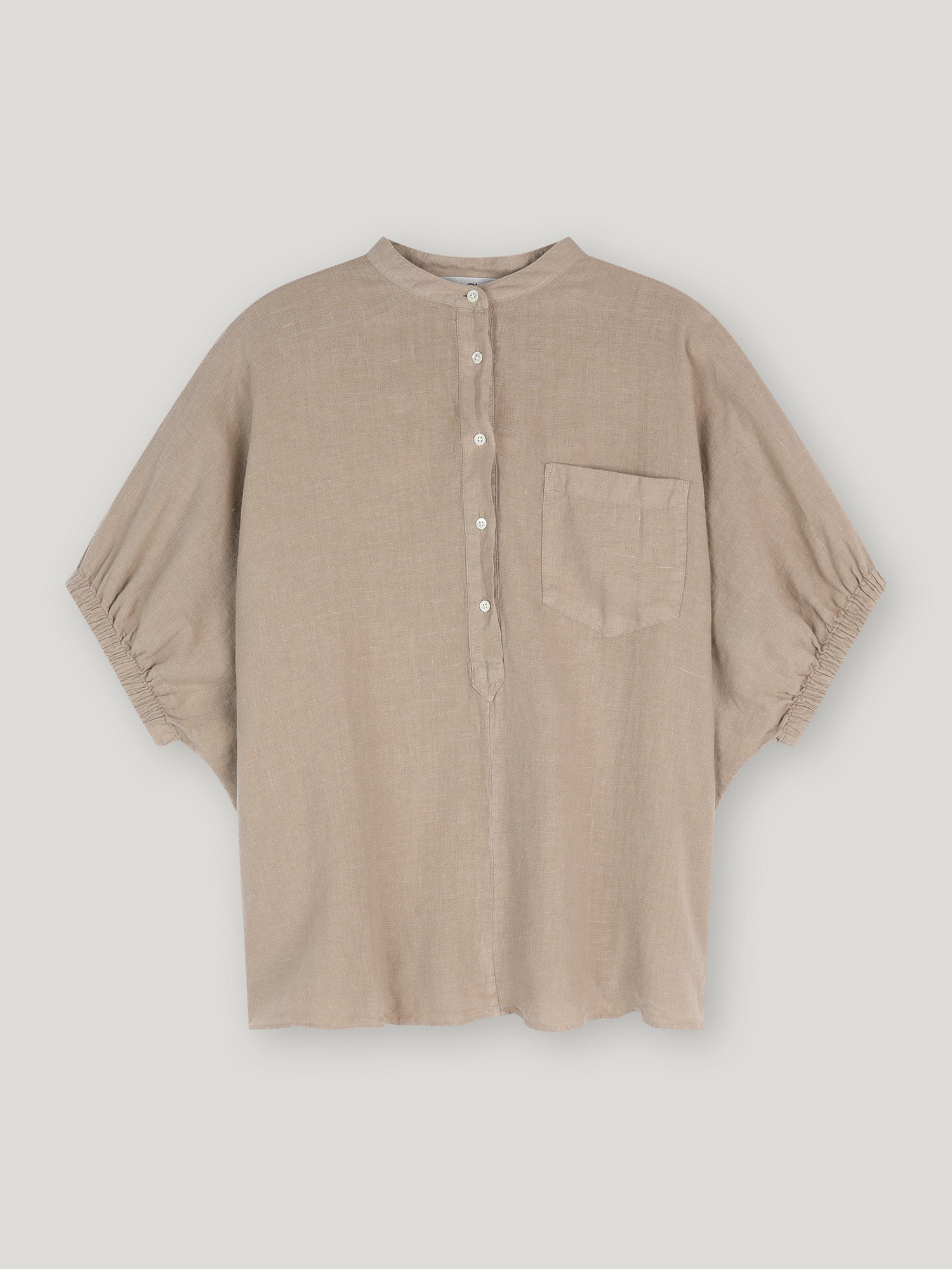 Ein lockeres, beigefarbenes Bluse Cowboy Button Leinenhemd mit Stehkragen, halber Knopfleiste und weißen Knöpfen, kurzen Ärmeln mit gerafften Manschetten und einer Brusttasche - auf weißem Grund abgebildet.
