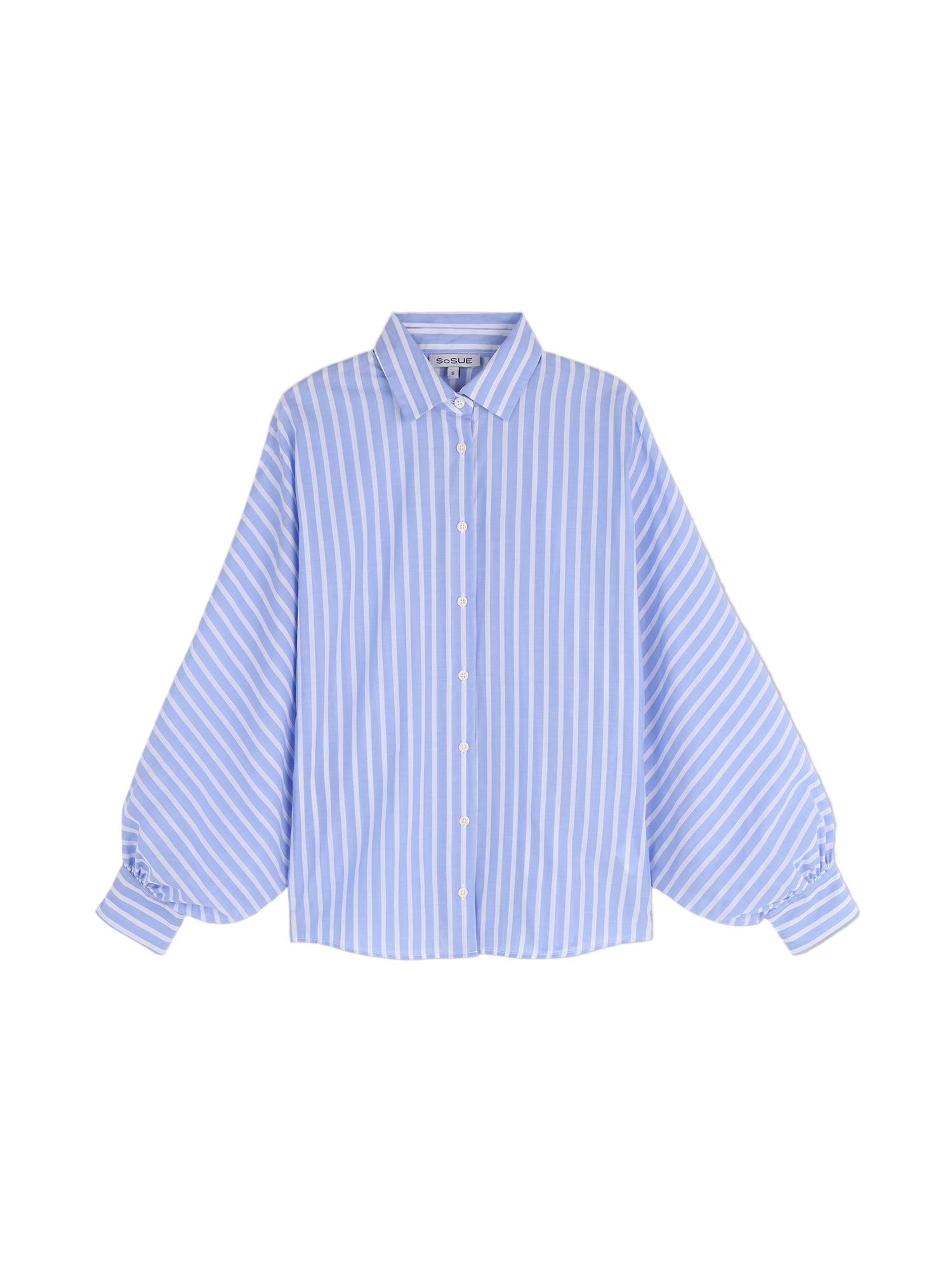 Die Bluse Antonia Slim Soft Stripes zeigt sich in Blau-Weiß mit vertikalen Streifen, langem Arm, spitzem Kragen und lockeren gerafften Manschetten - moderner Look vor schlichtgrauem Hintergrund.