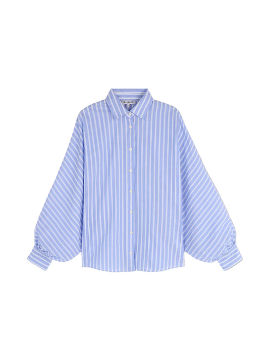 Die Bluse Antonia Slim Soft Stripes zeigt sich in Blau-Weiß mit vertikalen Streifen, langem Arm, spitzem Kragen und lockeren gerafften Manschetten - moderner Look vor schlichtgrauem Hintergrund.
