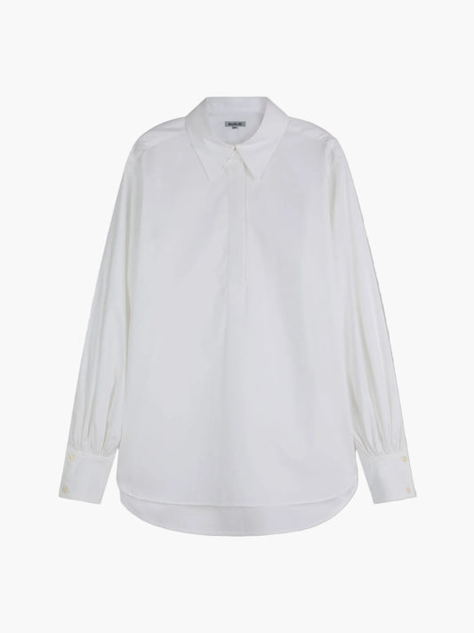 Die Bluse Rini White ist eine übergroße, langärmelige Popeline-Baumwollbluse mit spitzem Kragen und geknöpften Manschetten, die vor einem schlichten, hellen Hintergrund gezeigt wird.