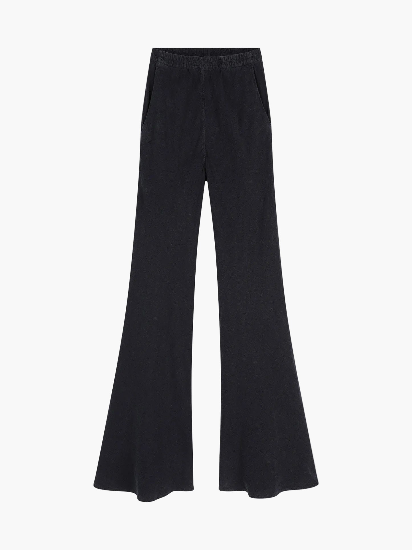 Eine Hose Joana Black mit hoher Taille, ausgestelltem Bein und Taschen auf der Vorderseite, flach auf einem hellen Hintergrund ausgestellt.