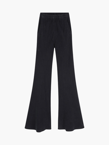 Eine Hose Joana Black mit hoher Taille, ausgestelltem Bein und Taschen auf der Vorderseite, flach auf einem hellen Hintergrund ausgestellt.