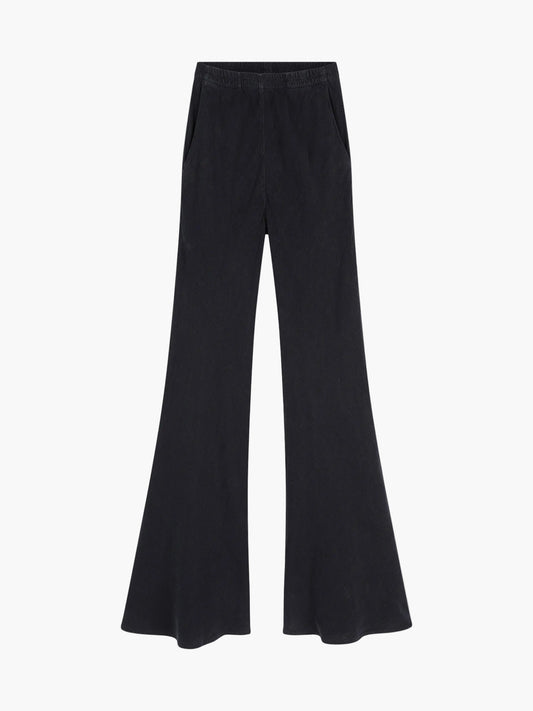 Eine Hose Joana Black mit hoher Taille, ausgestelltem Bein und Taschen auf der Vorderseite, flach auf einem hellen Hintergrund ausgestellt.