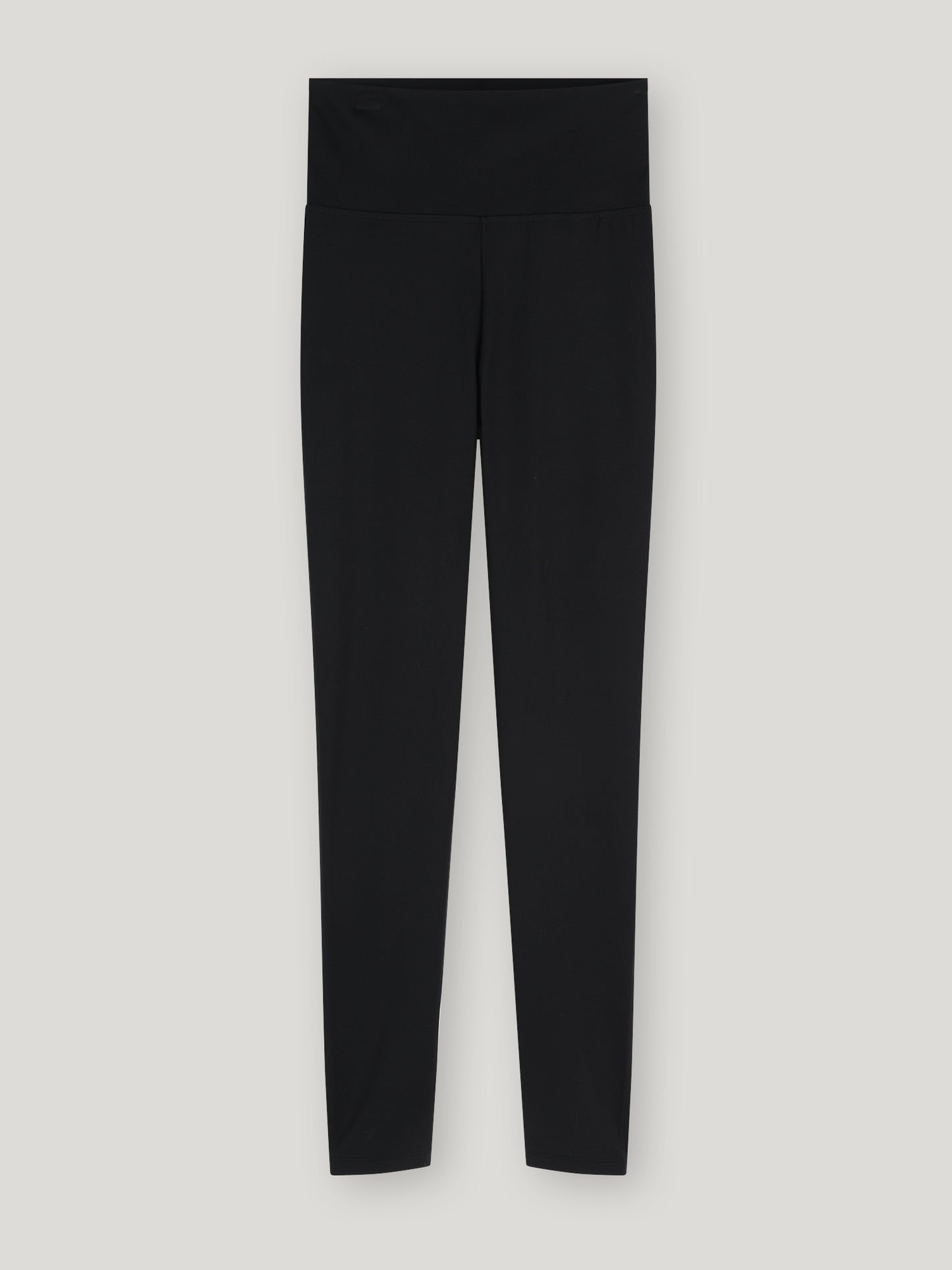 Die Leggings Navy- 80% Recycled für Damen überzeugen in Dunkelblau mit hoher Stretchqualität und glattem, eng anliegendem Design ohne sichtbare Logos oder Muster - flach auf hellem Grau präsentiert.