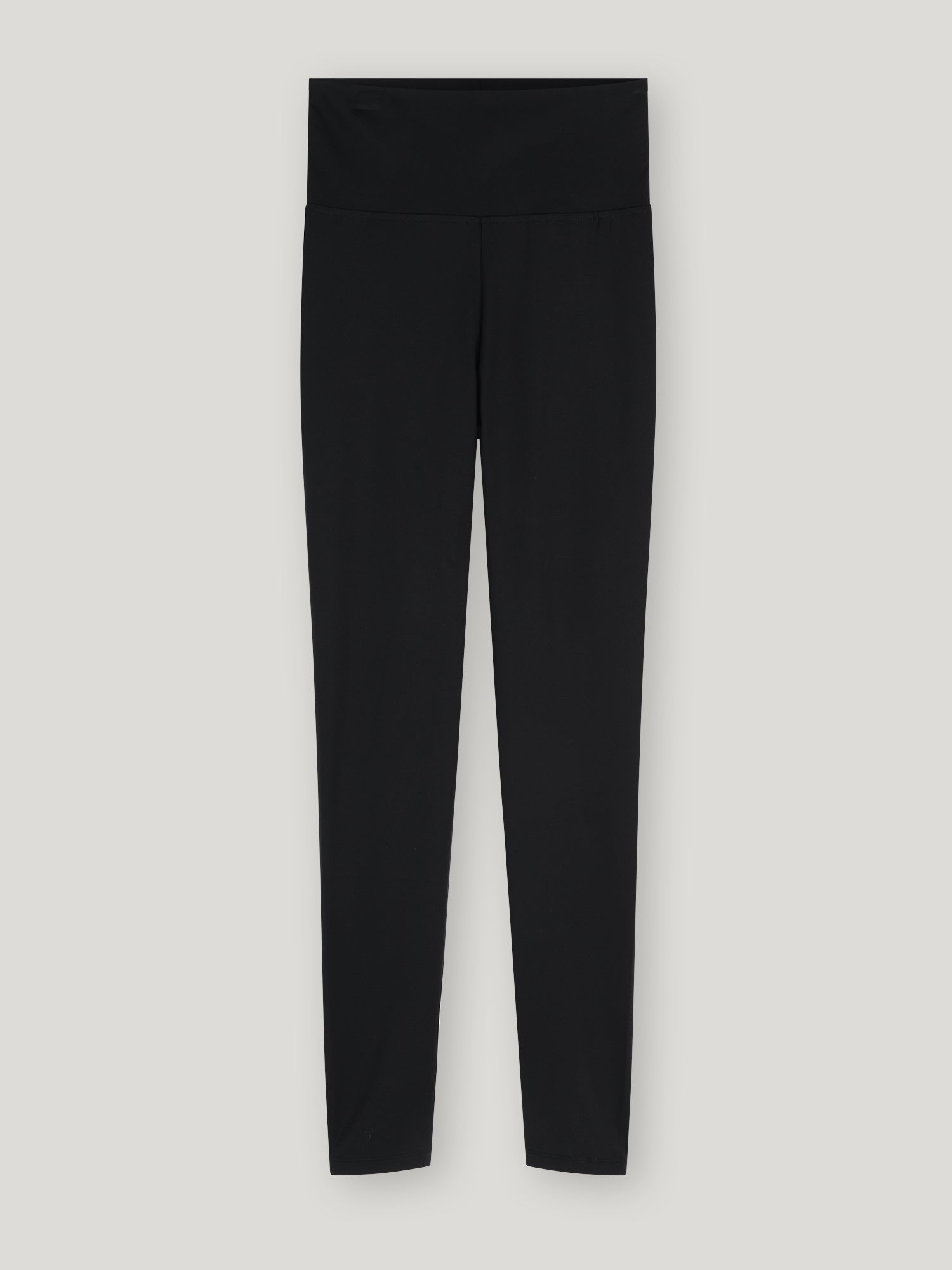 Die Leggings Navy- 80% Recycled für Damen überzeugen in Dunkelblau mit hoher Stretchqualität und glattem, eng anliegendem Design ohne sichtbare Logos oder Muster - flach auf hellem Grau präsentiert.