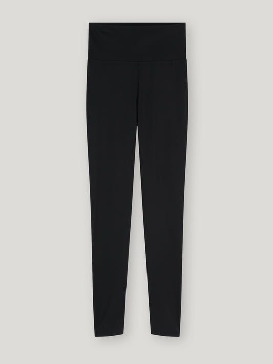 Die Leggings Navy- 80% Recycled für Damen überzeugen in Dunkelblau mit hoher Stretchqualität und glattem, eng anliegendem Design ohne sichtbare Logos oder Muster - flach auf hellem Grau präsentiert.