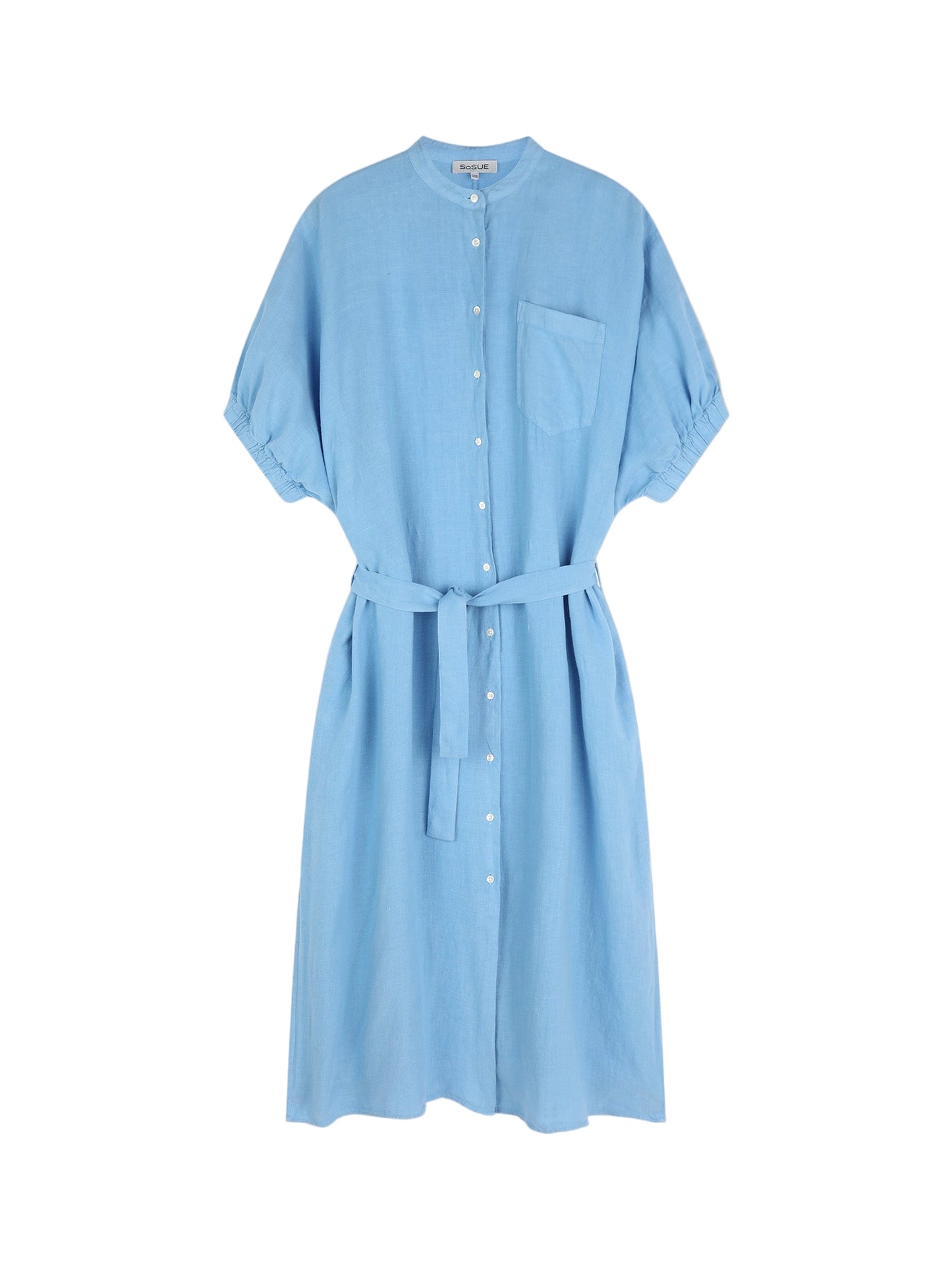 Das Kleid Cowboy Button Linen Blue hat kurze Ärmel, einen Kragen, eine einzelne Brusttasche und einen passenden Stoffgürtel in der Taille. Dieses entspannt geschnittene Oversize-Damenkleid ist auf einem schlichten weißen Hintergrund abgebildet.