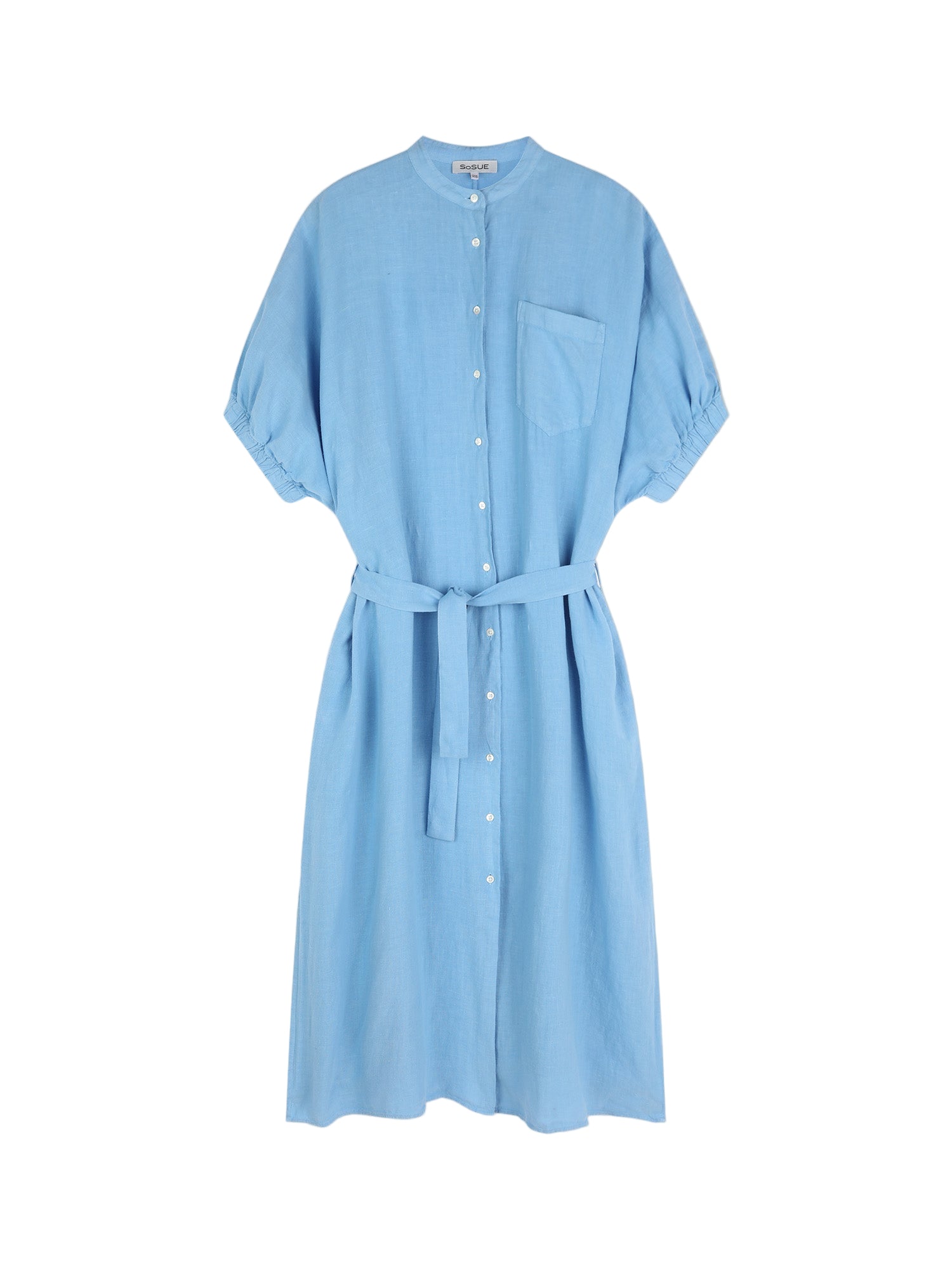 Das Kleid Cowboy Button Linen Blue hat kurze Ärmel, einen Kragen, eine einzelne Brusttasche und einen passenden Stoffgürtel in der Taille. Dieses entspannt geschnittene Oversize-Damenkleid ist auf einem schlichten weißen Hintergrund abgebildet.