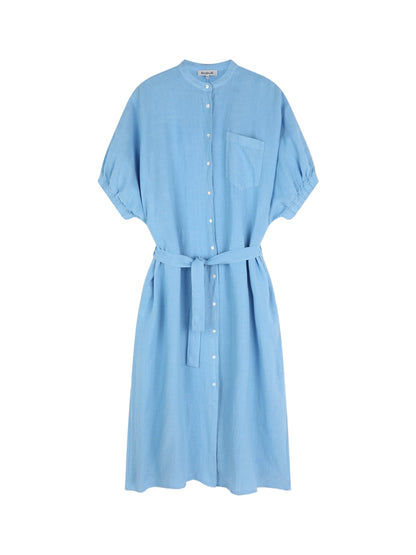 Das Kleid Cowboy Button Linen Blue hat kurze Ärmel, einen Kragen, eine einzelne Brusttasche und einen passenden Stoffgürtel in der Taille. Dieses entspannt geschnittene Oversize-Damenkleid ist auf einem schlichten weißen Hintergrund abgebildet.