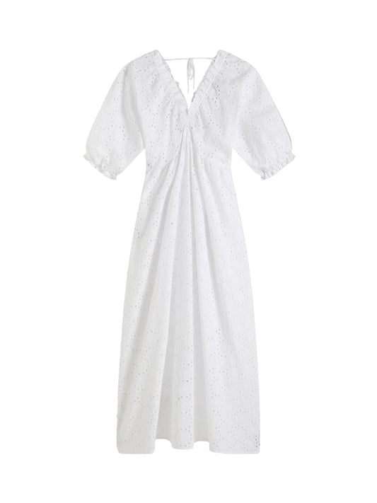 Das Kleid Lace White hat einen knielangen Schnitt, kurze Puffärmel, einen V-Ausschnitt, eine geraffte Brust und eine zarte Ösenstickerei. Der leichte Stoff macht dieses Kleid ideal für warmes Wetter und perfekt für den Sommer.