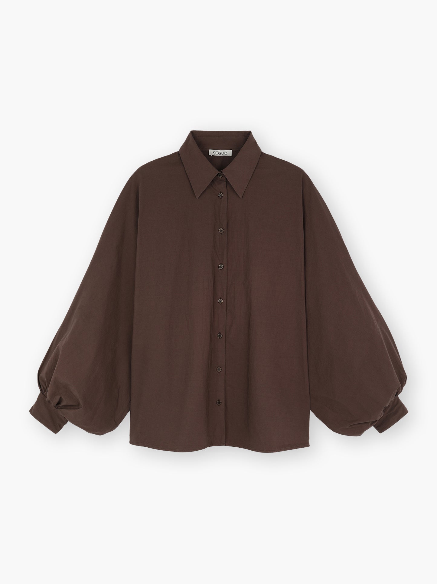 Die Bluse Antonia Espresso ist eine locker sitzende, langärmelige braune Baumwollbluse mit Kragen und voluminösen Puffärmeln, die auf weißem Hintergrund abgebildet ist.