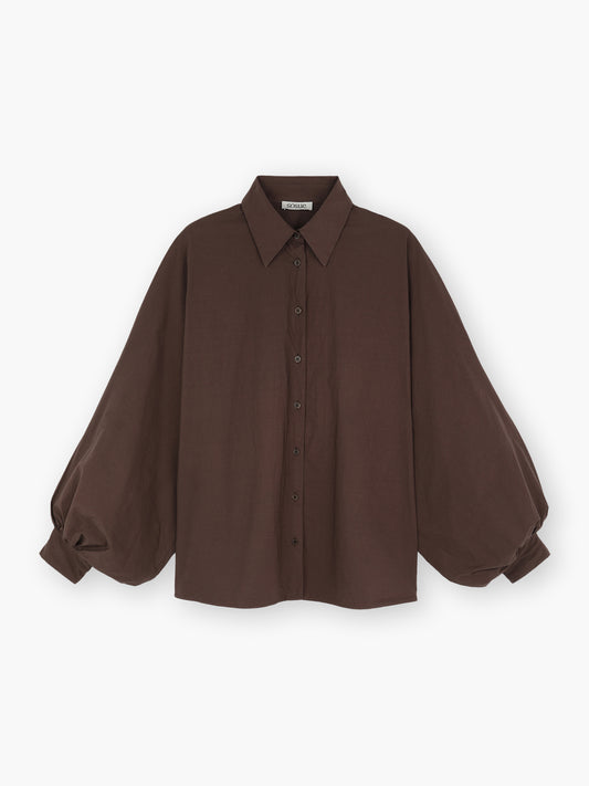 Die Bluse Antonia Espresso ist eine locker sitzende, langärmelige braune Baumwollbluse mit Kragen und voluminösen Puffärmeln, die auf weißem Hintergrund abgebildet ist.