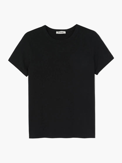 Das T-Shirt Roundneck Black für Damen aus Baumwolle mit kurzen Ärmeln und klassischem Rundhalsausschnitt ist flach auf weißem Hintergrund ausgelegt.