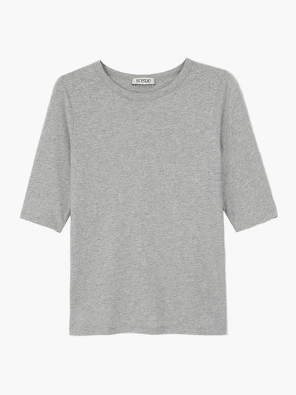 Das T-Shirt Half Sleeve Grey ist ein Damen-Shirt aus 100% Baumwolle, mit Rundhalsausschnitt und kurzen Ärmeln. Dieses schlichte hellgraue Halbarmshirt bietet ein einfaches, lässiges Design für den täglichen Komfort. Es wird auf einem weißen Hintergrund angezeigt.