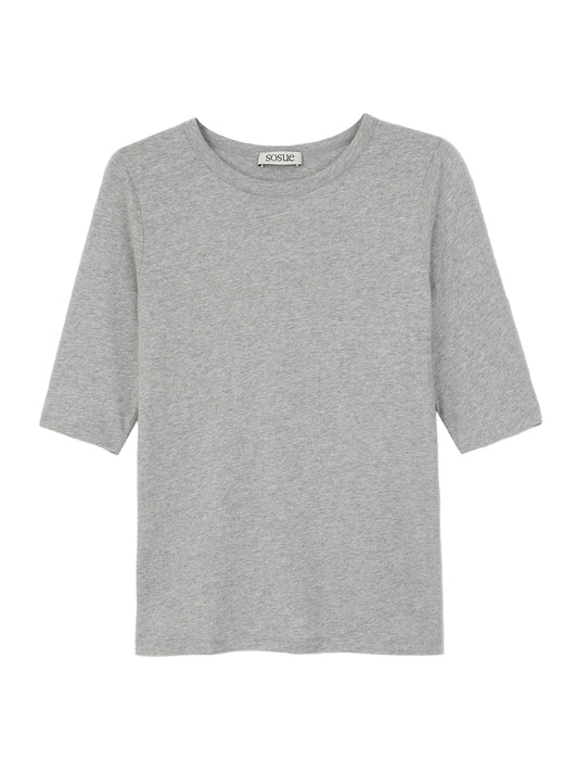 Das T-Shirt Half Sleeve Grey wird vor einem weißen Hintergrund angezeigt. Dieses T-Shirt für Frauen hat eine hellgraue Farbe, ist aus 100% Baumwolle, hat einen einfachen Rundhalsausschnitt und einen geraden Saum.